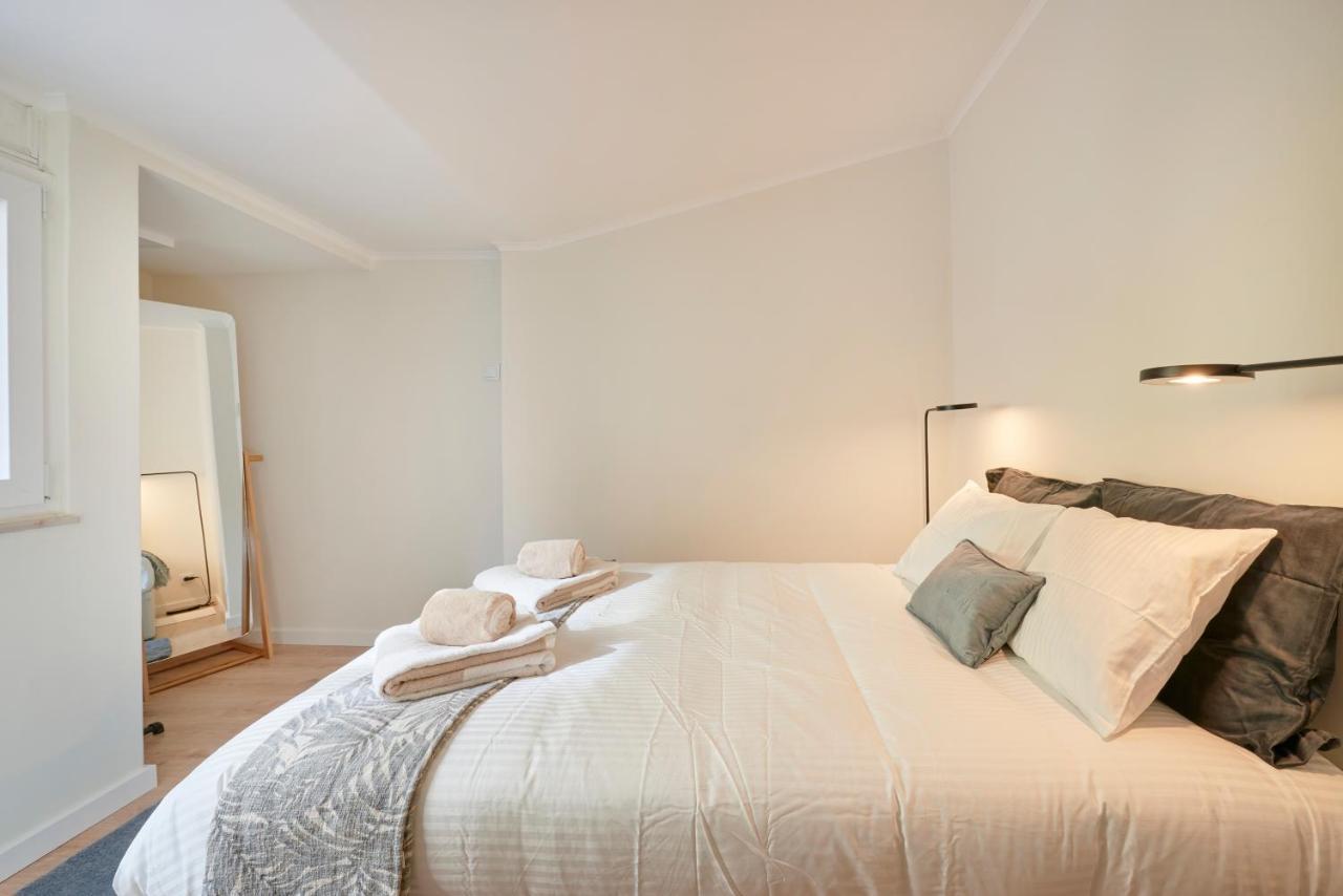 Fantastic With Balcony In Bica * Lisboa